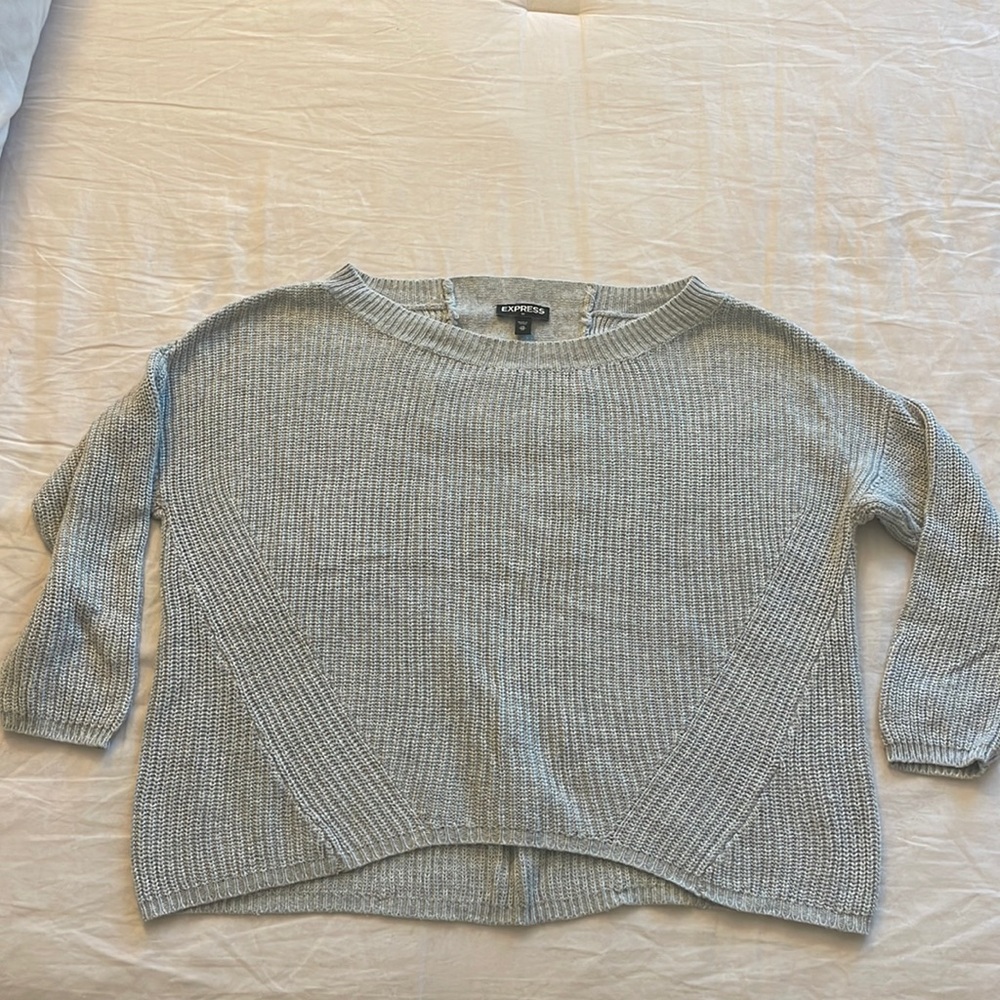Long sleeve light sweater.